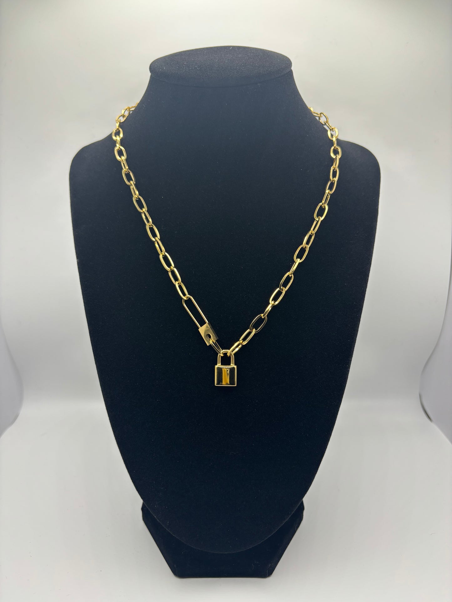 Locking necklace