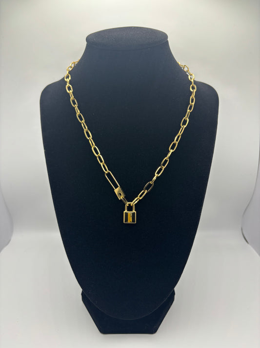Locking necklace